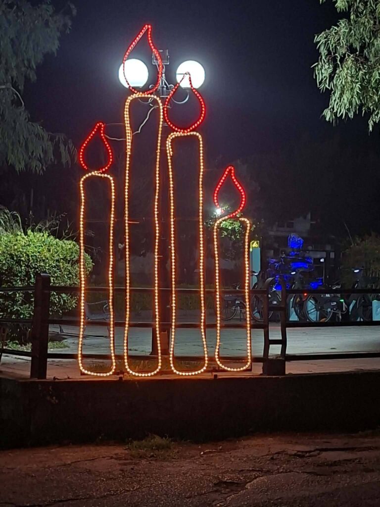 Στα γιορτινά της η πλατεία της Κουλούρας Αιγίου ΦΩΤΟ