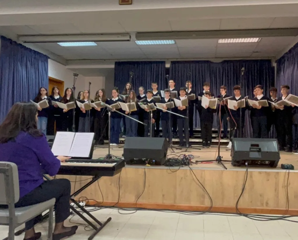 Η χορωδία μαθητών του Αρσακείου Πατρών στην Κατερίνη ΦΩΤΟ 25 Η χορωδία μαθητών του Αρσακείου Πατρών στην Κατερίνη ΦΩΤΟ