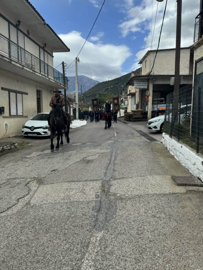 Κυριακή των Βαΐων με τα άλογα στα «Αχραντα Πάθη», στο Μαυρίκι Αιγίου ΦΩΤΟ