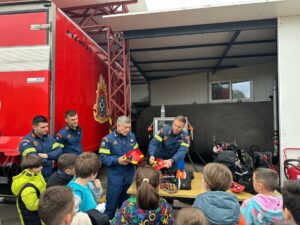 Εκπαιδευτική επίσκεψη μαθητών του Αρσακείου Δημοτικού Πατρών στην Πυροσβεστική ΦΩΤΟ