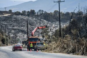 Συχαινά Πάτρας: Πρωτοφανής σπατάλη νερού στα καμμένα από τρύπια σωλήνα ΒΙΝΤΕΟ