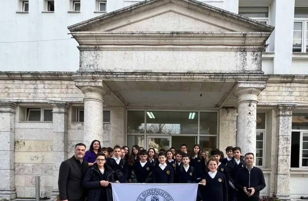 Η χορωδία μαθητών του Αρσακείου Πατρών στην Κατερίνη ΦΩΤΟ