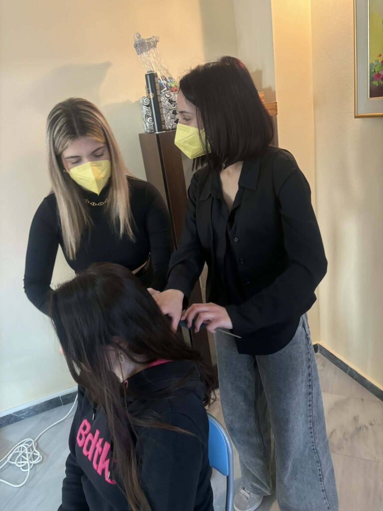 Η Κομμωτική της ΕΠΑΣ Πάτρας στηρίζει την «Ελπίδα» ΦΩΤΟ