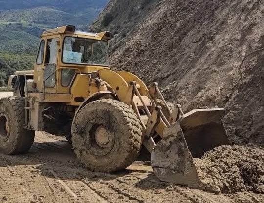 Ερύμανθος: Κατολίσθηση σε δρόμο - Επενέβη η Πολιτική Προστασία ΒΙΝΤΕΟ