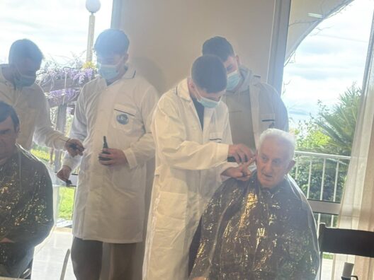 H Κομμωτική της ΕΠΑΣ Πάτρας στο «Κωνσταντοπούλειο» Ευγηρείο 27 H Κομμωτική της ΕΠΑΣ Πάτρας στο «Κωνσταντοπούλειο» Ευγηρείο