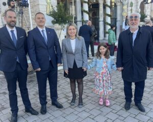 Αχαΐα: Η Αλεξοπούλου και ο Μητσοτάκης με την κόρη της στο Μεσολόγγι - «Χωρίς διχασμούς» ΦΩΤΟ