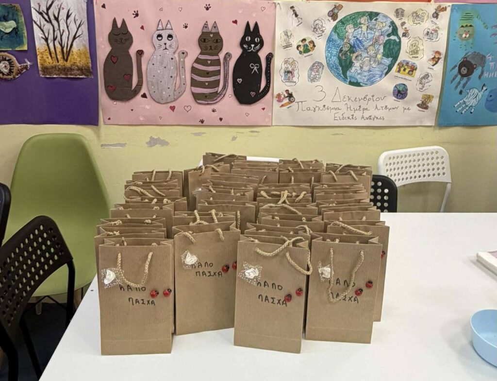 Οι Ναυτοπρόσκοποι Αιγίου με δώρα στο ΚΔΑΠ ΑμεΑ «Η Μικρή Παρέα» ΦΩΤΟ