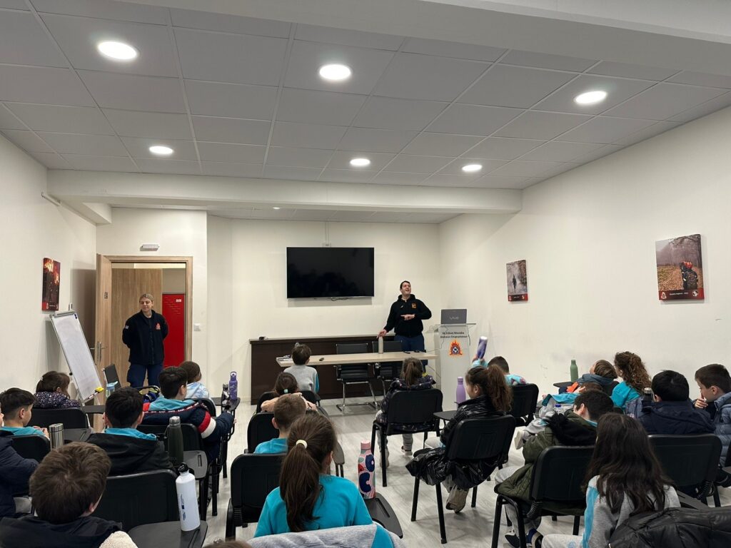 Εκπαιδευτική επίσκεψη μαθητών του Αρσακείου Δημοτικού Πατρών στην Πυροσβεστική ΦΩΤΟ