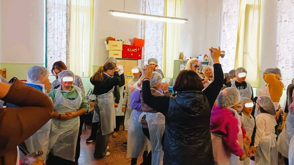 Οικογένειες έπλασαν τρουφάκια οικογενειακής ευτυχίας, στο Διακοπτό ΦΩΤΟ