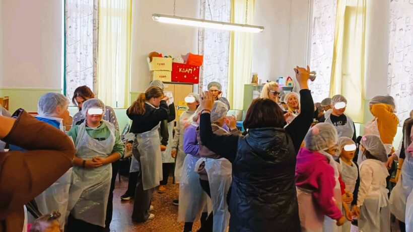 Οικογένειες έπλασαν τρουφάκια οικογενειακής ευτυχίας, στο Διακοπτό ΦΩΤΟ