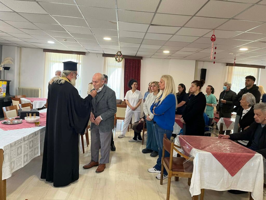 Ευχέλαιο στο «Κωνσταντοπούλειο» Ευγηρίο ΦΩΤΟ