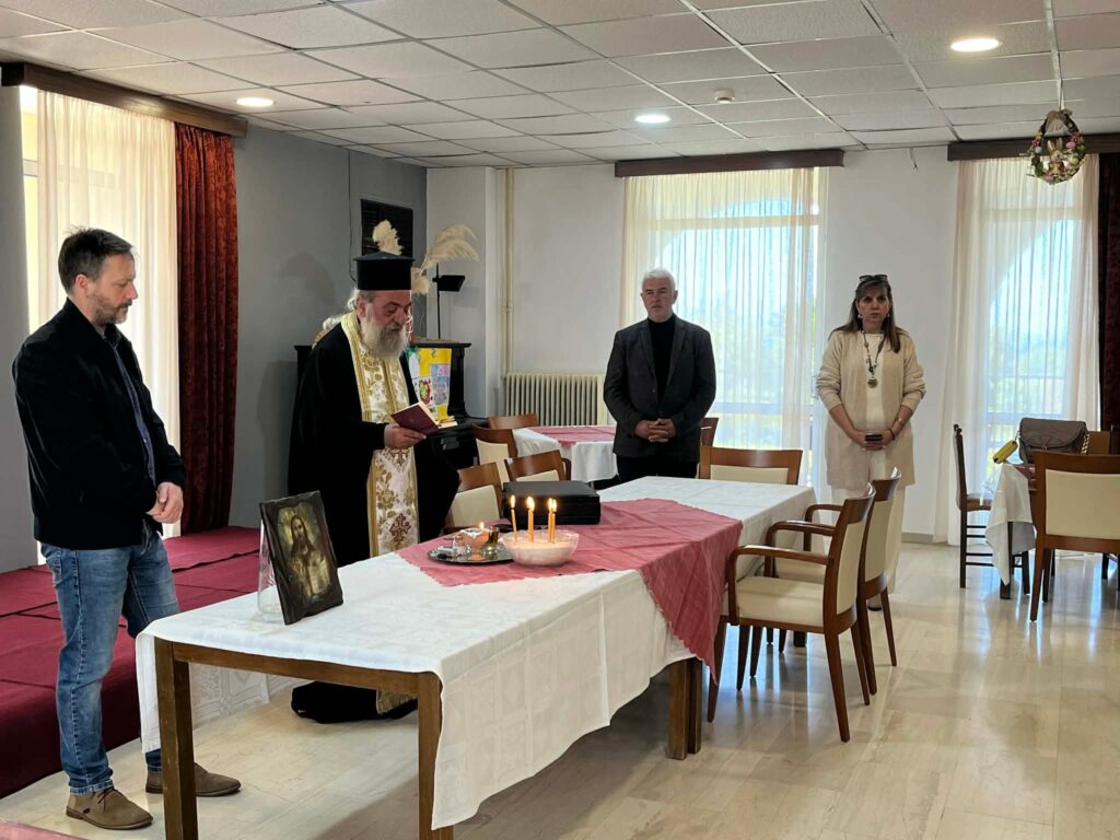 Ευχέλαιο στο «Κωνσταντοπούλειο» Ευγηρίο ΦΩΤΟ