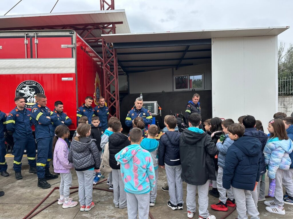 Εκπαιδευτική επίσκεψη μαθητών του Αρσακείου Δημοτικού Πατρών στην Πυροσβεστική ΦΩΤΟ