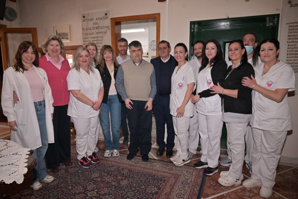 Πελετίδης και Σαμούρη στο Άσυλο Ανιάτων με δώρα και ευχές για το Πάσχα ΦΩΤΟ