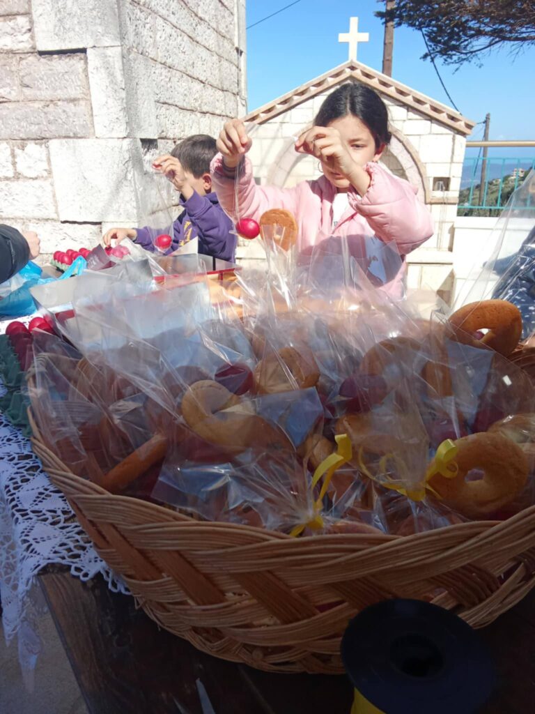 Το σπάνιο έθιμο της Ανάστασης, με αυγά, στο Καλούσι Αχαΐας ΦΩΤΟ