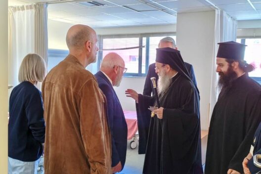 Στο νοσοκομείο «Αγιος Ανδρέας», για Πασχαλινές ευχές, Χρυσόστομος και Μπονάνος ΦΩΤΟ