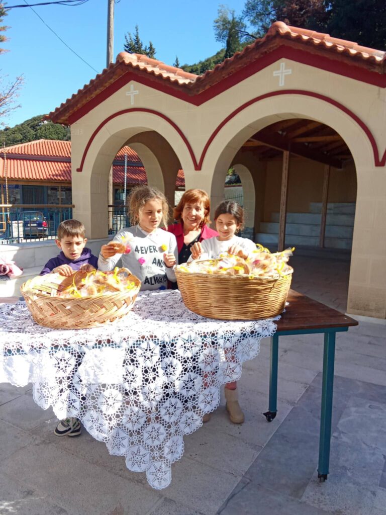 Το σπάνιο έθιμο της Ανάστασης, με αυγά, στο Καλούσι Αχαΐας ΦΩΤΟ