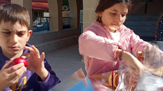 Το σπάνιο έθιμο της Ανάστασης, με αυγά, στο Καλούσι Αχαΐας ΦΩΤΟ