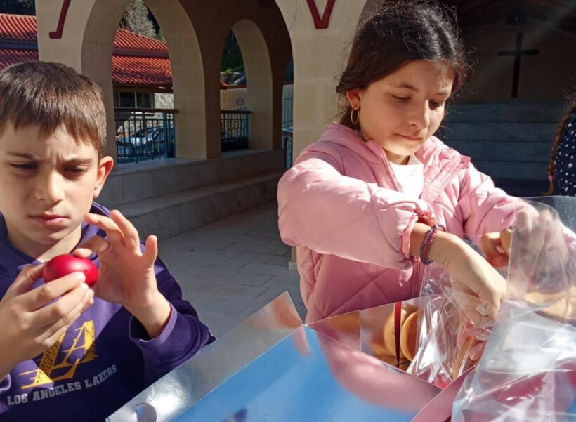 Το σπάνιο έθιμο της Ανάστασης, με αυγά, στο Καλούσι Αχαΐας ΦΩΤΟ