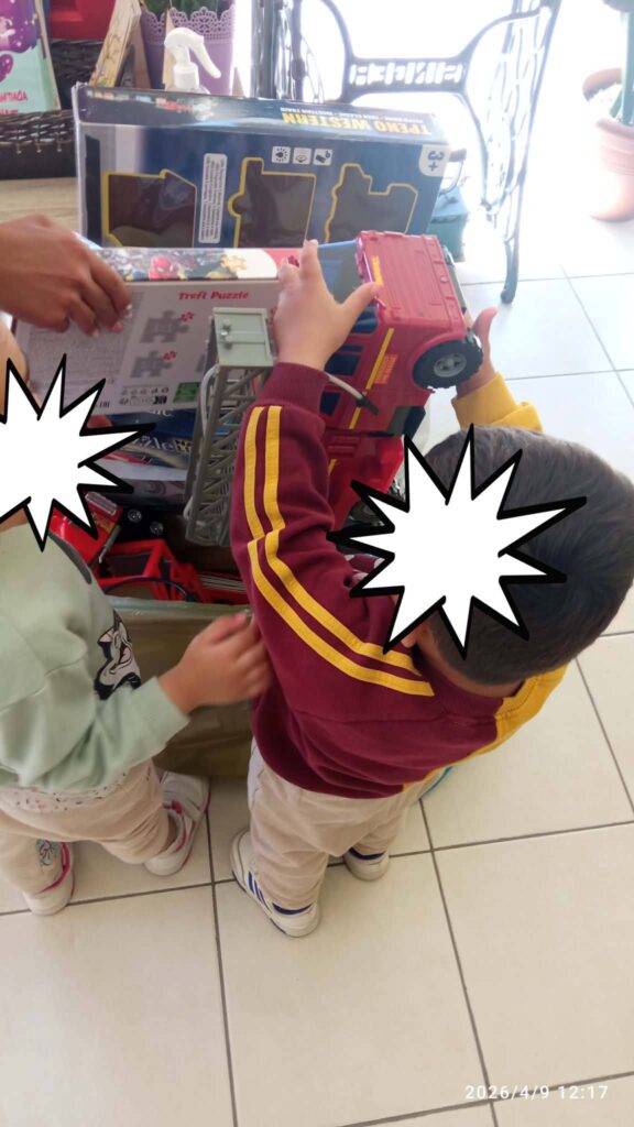 Το «Φωτεινό Αστέρι» μοίρασε Πασχαλινά δώρα σε παιδιά ΦΩΤΟ