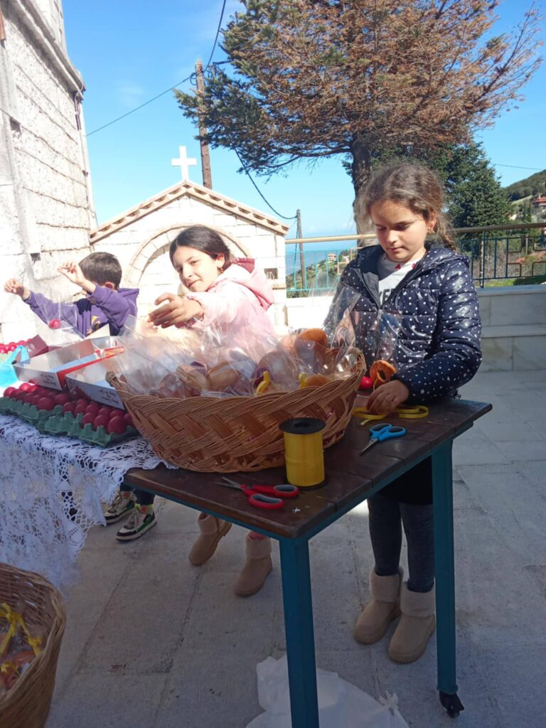 Το σπάνιο έθιμο της Ανάστασης, με αυγά, στο Καλούσι Αχαΐας ΦΩΤΟ