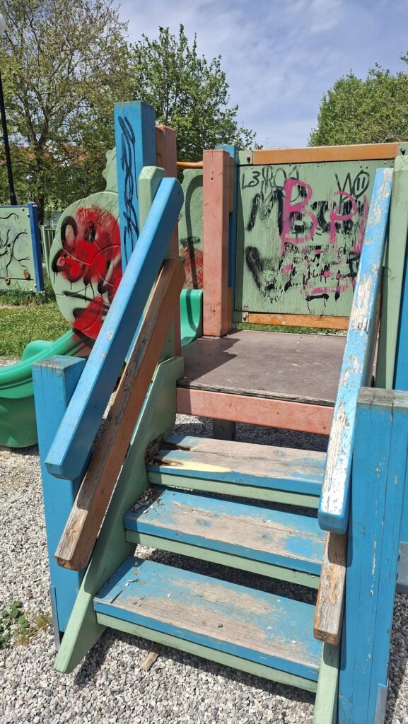 Πάτρα: Επικίνδυνη παιδική χαρά ελλοχεύει ατυχήματα ΦΩΤΟ