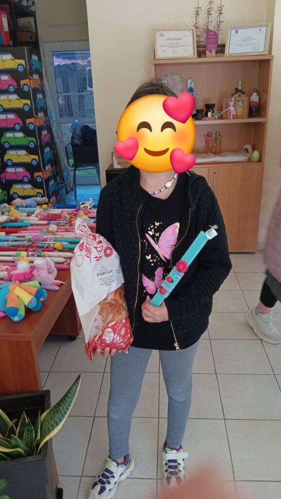 Το «Φωτεινό Αστέρι» μοίρασε Πασχαλινά δώρα σε παιδιά ΦΩΤΟ