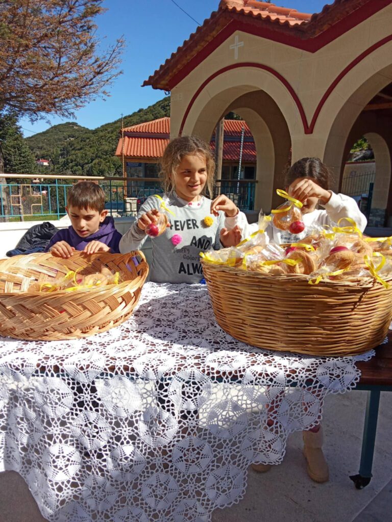 Το σπάνιο έθιμο της Ανάστασης, με αυγά, στο Καλούσι Αχαΐας ΦΩΤΟ