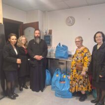 Το «Φωτεινό Αστέρι» έδωσε τρόφιμα σε δύο Ενορίες της Πάτρας ΦΩΤΟ