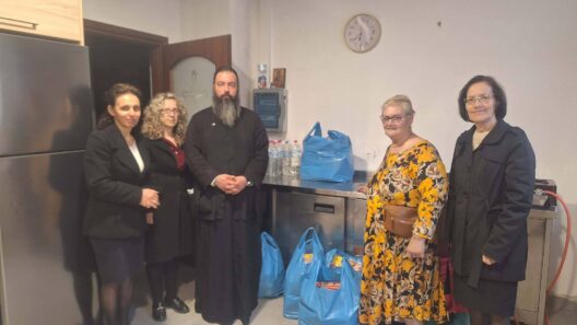 Το «Φωτεινό Αστέρι» έδωσε τρόφιμα σε δύο Ενορίες της Πάτρας ΦΩΤΟ