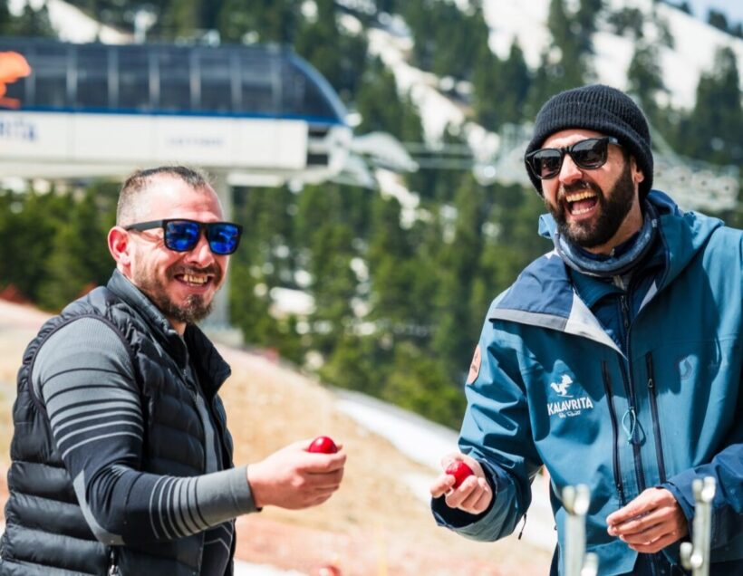 Καλάβρυτα: Για πρώτη φορά Πάσχα στο Χιονοδρομικό Κέντρο - Ψήσιμο του οβελία σε λευκό φόντο ΦΩΤΟ