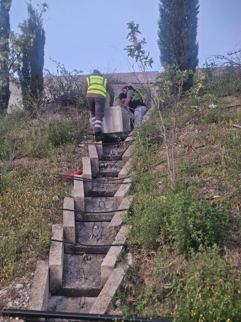 Αχαΐα: Εστησαν επιχείρηση γα να σώσουν κουτάβι στην Εθνική ΦΩΤΟ