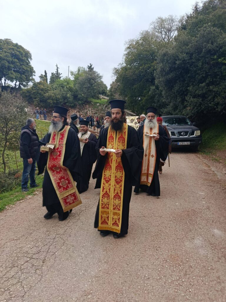 Συρροή πιστών στην Μονή Ομπλού για την Παναγία ΦΩΤΟ 25 Συρροή πιστών στην Μονή Ομπλού για την Παναγία ΦΩΤΟ