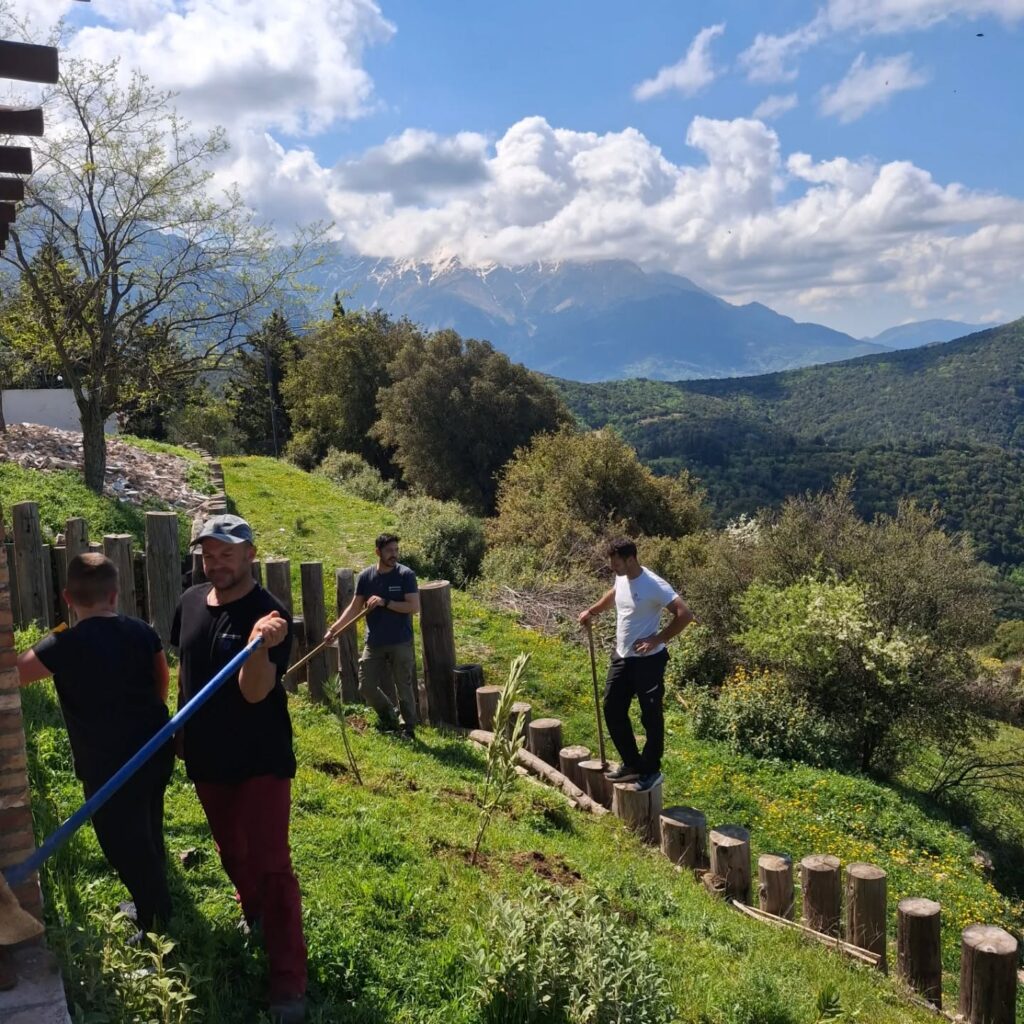 Φύτευση δενδρυλλίων από τους Απανταχού Καλουσιώτες ΦΩΤΟ