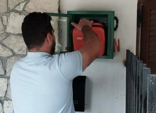 Στα Καστριά Καλαβρύτων δωρεά απινιδωτή μεγάλης ανθρώπινης αξίας ΦΩΤΟ