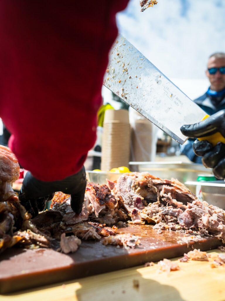 Καλάβρυτα: Για πρώτη φορά Πάσχα στο Χιονοδρομικό Κέντρο - Ψήσιμο του οβελία σε λευκό φόντο ΦΩΤΟ