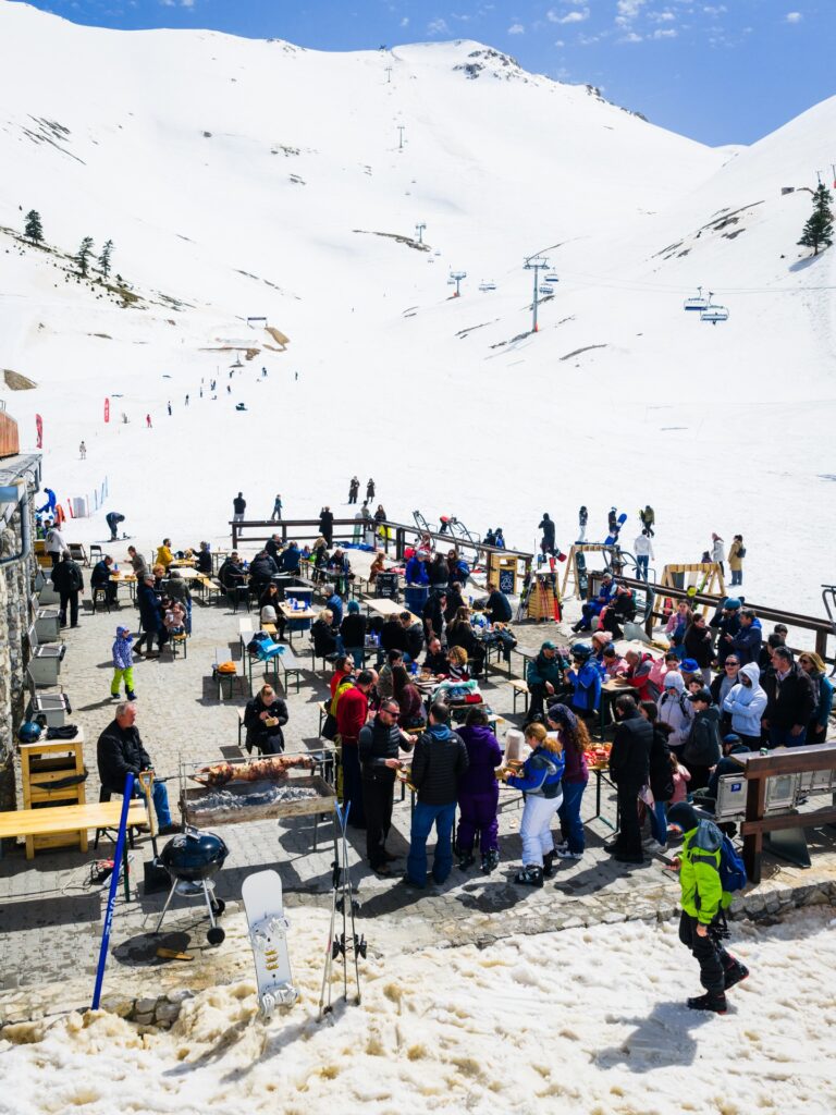 Καλάβρυτα: Για πρώτη φορά Πάσχα στο Χιονοδρομικό Κέντρο - Ψήσιμο του οβελία σε λευκό φόντο ΦΩΤΟ