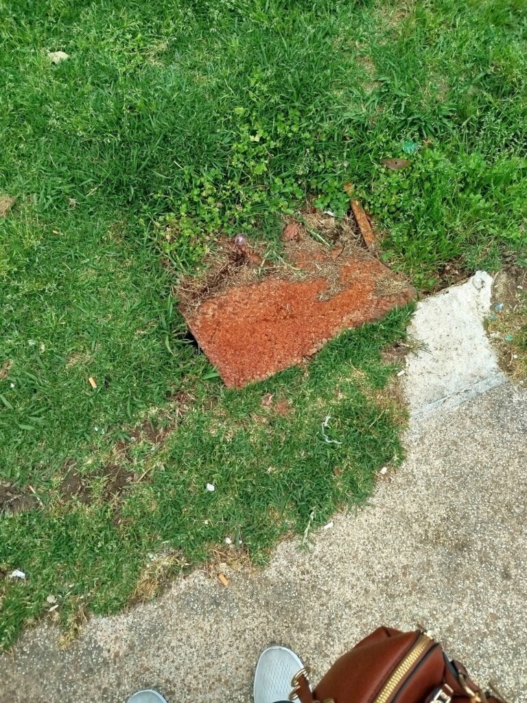 Πάτρα: Για επικίνδυνο φρεάτιο σε Πλατεία έστειλαν...τροχονόμο! ΦΩΤΟ