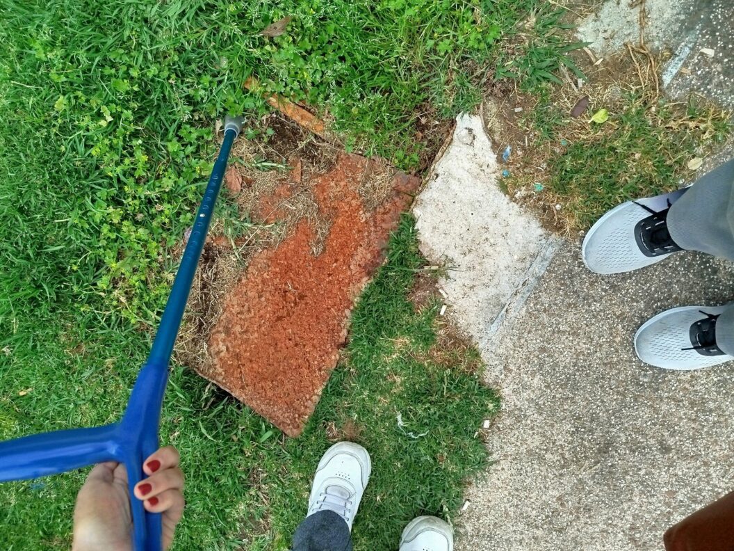 Πάτρα: Για επικίνδυνο φρεάτιο σε Πλατεία έστειλαν...τροχονόμο! ΦΩΤΟ