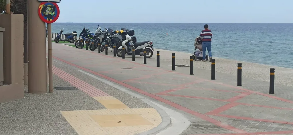 Ρίο: Εκλεισε, λόγω ασυδοσίας στο παρκάρισμα, η νέα παραλιακή οδός ΦΩΤΟ