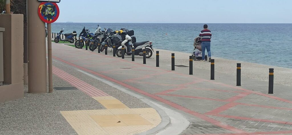 Ρίο: Ασυδοσία στην παραλιακή με στάθμευση στον καινούργιο πεζόδρομο ΦΩΤΟ