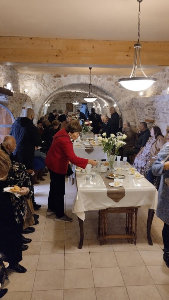 Συρροή πιστών στην Μονή Ομπλού για την Παναγία ΦΩΤΟ