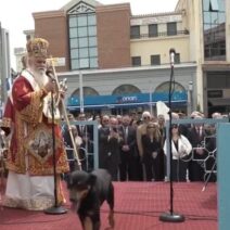 Αίγιο: Ενας σκύλος «έκλεψε την παράσταση» στην Παναγία Τρυπητή - Η αντίδραση του Μητροπολίτη ΒΙΝΤΕΟ