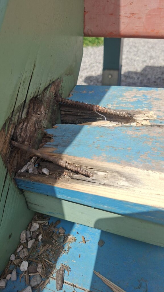 Πάτρα: Επικίνδυνη παιδική χαρά ελλοχεύει ατυχήματα ΦΩΤΟ