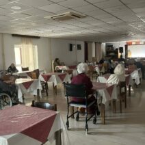 Παράσταση Καραγκιόζη στο «Κωνσταντοπούλειο» Οίκο Ευγηρίας ΦΩΤΟ