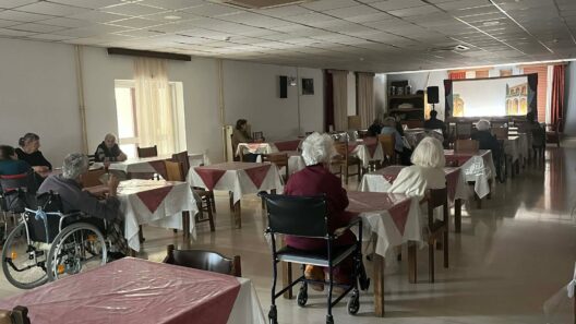 Παράσταση Καραγκιόζη στο «Κωνσταντοπούλειο» Οίκο Ευγηρίας ΦΩΤΟ