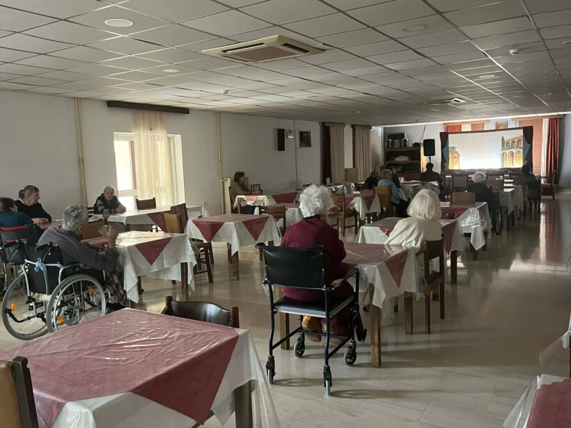 Παράσταση Καραγκιόζη στο «Κωνσταντοπούλειο» Οίκο Ευγηρίας ΦΩΤΟ