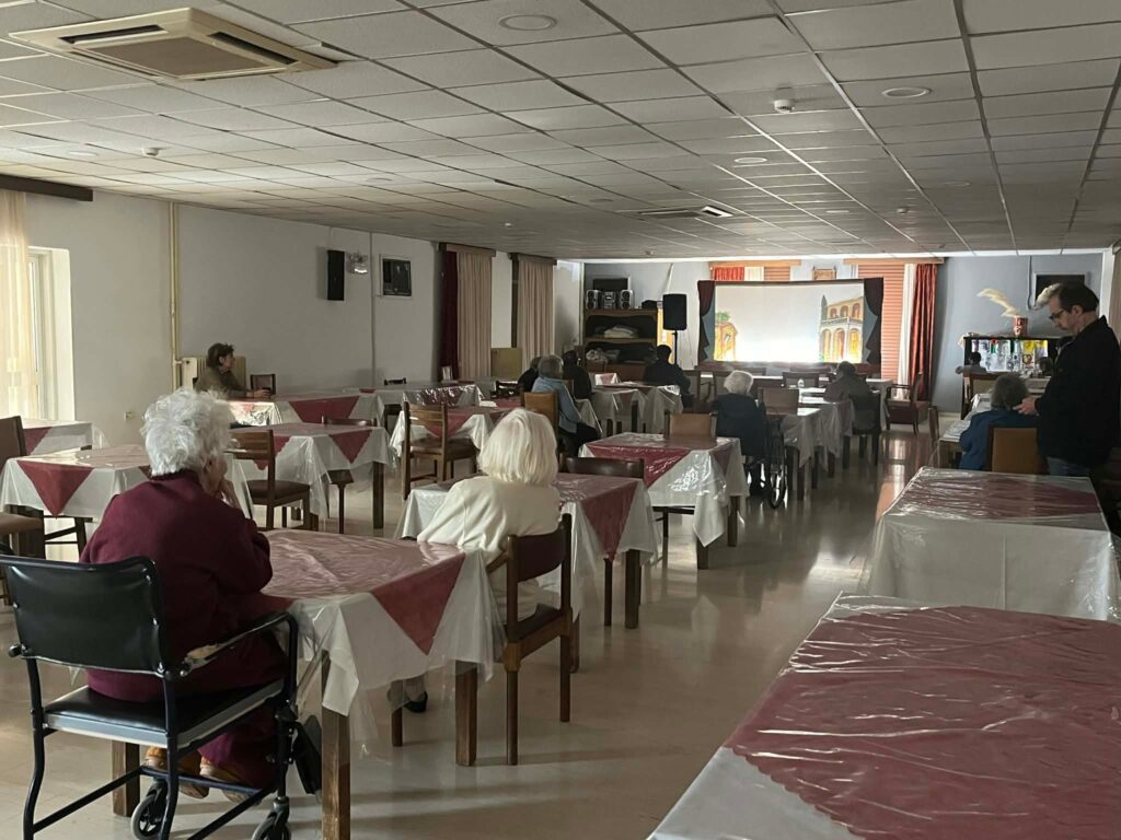 Παράσταση Καραγκιόζη στο «Κωνσταντοπούλειο» Οίκο Ευγηρίας ΦΩΤΟ