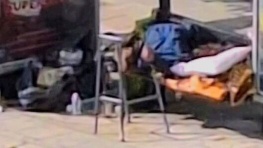 Πάτρα: Θέμα συζήτησης άστεγος στην Πλατεία Ομονοίας ΦΩΤΟ