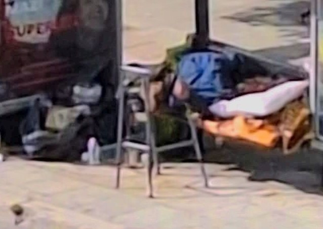 Πάτρα: Θέμα συζήτησης άστεγος στην Πλατεία Ομονοίας ΦΩΤΟ